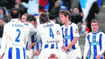 <b>TODOS A UNA. </b>Los jugadores del Recre celebran juntos uno de los goles marcados en esta Liga.