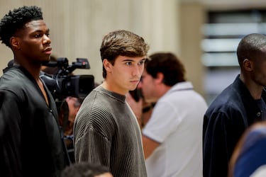 Gonzalo durante el acto de entrega de la Bota de Oro a su compañero Kylian Mbappé.