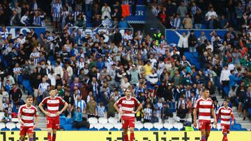 SAN SEBASTIÁN, 02/09/2023.- Los jugadores del Granada CF tras encajar el quinto gol de la Real Sociedad, este sábado durante el partido de la jornada 4 de LaLiga en el estadio Reale Arena en San Sebastián.- EFE/ Javi Colmenero