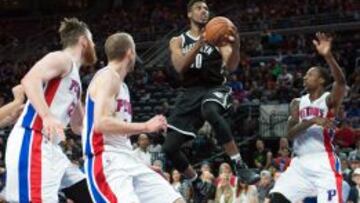 Thaddeus Young, rodeado por tres 'piston'.