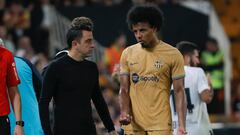 VALENCIA, 29/10/2022.- El entrenador del FC Barcelona, Xavi Hernández (i), y Jules Koundé, durante el partido de la jornada 12 de LaLiga que Valencia CF y FC Barcelona juegan hoy sábado en Mestalla. EFE/Juan Carlos Cárdenas
