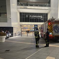 Evacúan el centro comercial Plenilunio por un incendio en una cocina