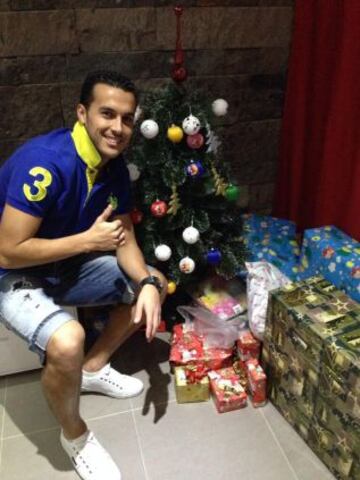 Pedro Rodríguez con todos sus regalos de Navidad.