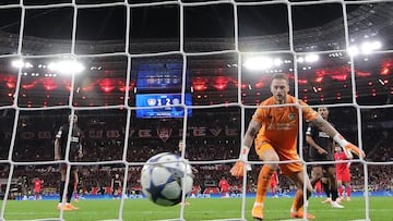 Soccer Football - UEFA Champions League - Bayer Leverkusen v Paris St Germain - BayArena, Leverkusen, Germany - October 21, 2025 Bayer Leverkusen's Mark Flekken looks on after Paris St Germain's Willian Pacho scores their first goal REUTERS/Thilo Schmuelgen