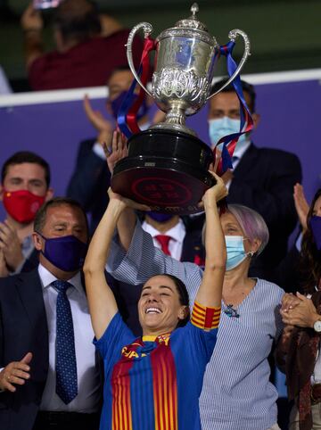 Vicky Losada levanta la Copa de la Reina. 