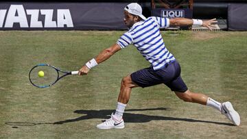 El español Feliciano López golpea la bola contra el francés Jeremy Chardy durante su partido de segunda ronda del torneo ATP de Stuttgart.