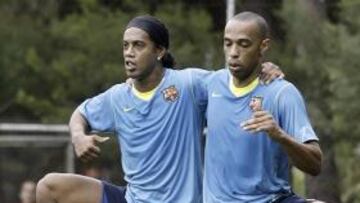 Ronaldinho junto a Henry en un entrenamiento.