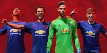 Manchester United present new kit for season 2016/17