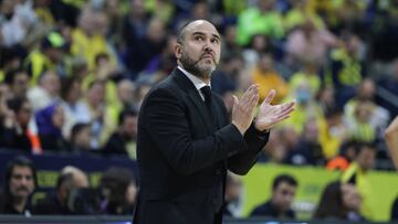 ISTANBUL, TURKEY - DECEMBER 02: Chus Mateo, Head Coach of Real Madrid in action during the 2022-23 Turkish Airlines EuroLeague Regular Season Round 11 game between Fenerbahce Beko Istanbul and Real Madrid at Ulker Sports and Event Hall on December 02, 2022 in Istanbul, Turkey. (Photo by Tolga Adanali/Euroleague Basketball via Getty Images)