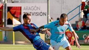 <b>PIE DE PELIGROSO. </b>Luis Helguera trata de frenar a Ghilas, que gozó de las dos únicas ocasiones, clarísimas, del Celta en el partido.