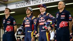 Sainz y Verstappan, flanqueados por Key y Tost, en Abu Dhabi 2015.