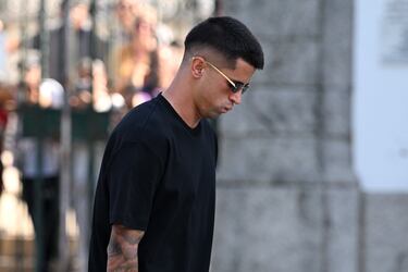 Joao Cancelo llega al funeral de Diogo Jota y su hermano André Silva en la Igreja Matriz de Gondomar el 5 de julio de 2025 en Gondomar, Portugal.