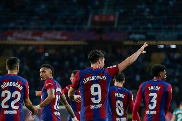 Los jugadores del Barcelona celebran el 2-1 al Alavés de Robert Lewandowski. 


