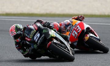 Johann Zarco por delante de Marc Márquez.