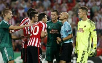 Aduriz y el árbitro francés Toni Chapron.