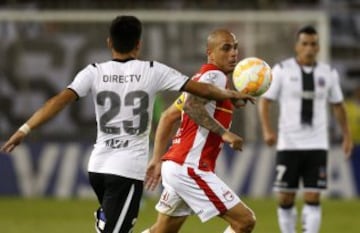 CH07. SANTIAGO DE CHILE (CHILE), 15/04/2015. El jugador del equipo colombiano Santa Fe, Omar Pérez (d) disputa el balón hoy, miércoles 15 de abril de 2015, contra el jugador del Colo Colo de Chile, Claudio Baeza (i) en el partido correspondiente a la quinta jornada de la primera fase de la Copa Libertadores en el Estadio Monumental en Santiago de Chile (Chile). EFE/Felipe Trueba