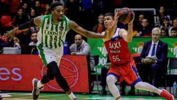 GRAF5108. SEVILLA, 29/12/2019.- Ebuka Izundu (i), del Coosur Real Betis, y Dani Pérez, del Baxi Manresa, en una jugada del partido correspondiente a la jornada 15 de la Liga Endesa de Baloncesto que estos dos equipos juegan hoy en el polideportivo San Pablo en Sevilla. EFE/Julio Muñoz