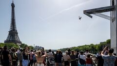 La brasileña Jaki Valente salta desde la plataforma de 21.5 metros de altura.