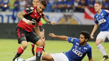 BRA106. BELO HORIZONTE (BRASIL), 27/07/2017.- Paolo Guerrero (i) de Flamengo disputa el bal&oacute;n con Leonardo Renan (d) de Cruzeiro hoy, mi&eacute;rcoles 27 de septiembre de 2017, durante el partido final de la Copa de Brasil disputado entre Cruzeiro 