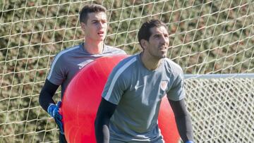 Gorka Iraizoz entrenando con Kepa Arrizabalaga en Lezama.