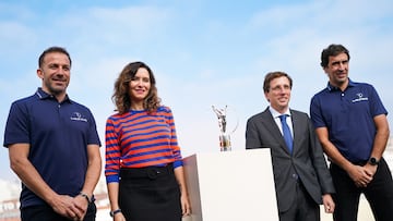 La presidenta de la Comunidad de Madrid Isabel Díaz Ayuso y el alcalde de Madrid José Luis Martínez-Almeida posan junto a Alessandro del Piero y Raúl González Blanco, miembros de la Academia Laureus.