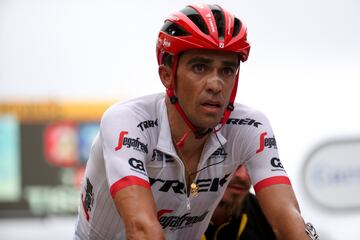 Alberto Contador cruzando la l¨ªnea de meta de la 12? etapa del Tour de Francia.