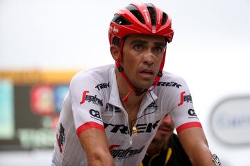 Alberto Contador cruzando la línea de meta de la 12ª etapa del Tour de Francia.