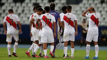 Soccer Football - Copa America 2021 - Group B - Brazil v Peru - Estadio Nilton Santos, Rio de Janeiro, Brazil - June 17, 2021 Peru players look dejected after the match REUTERS/Ricardo Moraes