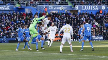 Varane and Getafe keeper David Soria contest a high ball in the move that produced the opening goal. Min. 33. 0-1.