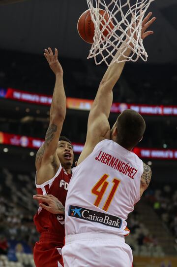 Juancho Hernangomez intenta bloquear el tiro de A.J. Slaughter. 