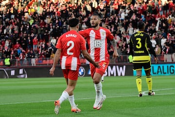 El mximo goleador de Segunda volvi a ser fundamental para el Almera, con un gol (ya van 21) y una asistencia. El tanto puso el 2-0 momentneo. Gran zarpazo a la cepa del poste con un potente zurdazo desde fuera del rea. Su asistencia vino en un pase exquisito y entre lneas para Melamed.