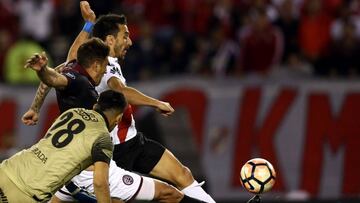 Soccer Football - Argentina&rsquo;s River Plate v Argentina&rsquo;s Lanus - Copa Libertadores - Semi-Final - Antonio V Liberti Stadium, Buenos Aires, Argentina - October 24, 2017 - River Plate&#039;s Ignacio Scocco kicks to score a goal. REUTERS/Marcos Brindicci