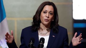 La vicepresidenta de Estados Unidos, Kamala Harris, habla durante una conferencia de prensa tras una reunión con el presidente de Guatemala, Alejandro Giammattei, y sus ministros de gobierno hoy, en el Palacio Nacional de la Cultura, en Ciudad de Guatemala (Guatemala).