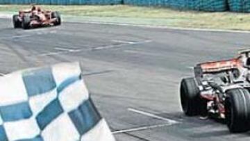 Hamilton cruzando la meta de Hungría