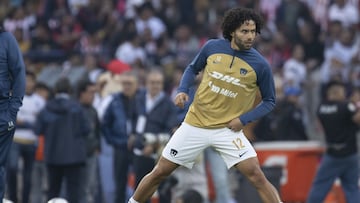 César Huerta durante el calentamiento con Pumas.