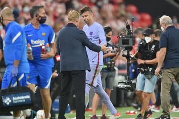 Piqué se retira lesionado.