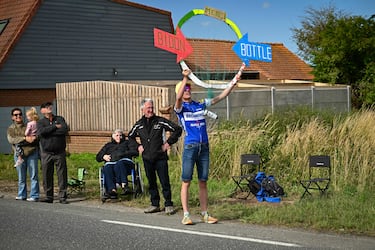 Cada verano, a lo largo de las sinuosas carreteras del Tour de Francia, se desarrolla un ritual menos conocido al borde del recorrido. Armados con redes caseras, cajas de cartón y cestas, todos ellos convertidos en dianas improvisadas, los espectadores ansiosos se posicionan con la esperanza de conseguir un preciado recuerdo: una bidón.