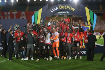 América logró su título 15 de Liga en la historia del FPC. El equipo de Juan Cruz Real perdió 0-2 ante los cardenales en Bogotá, pero ganó el trofeo tras quedarse 3-2 con el marcador global. 