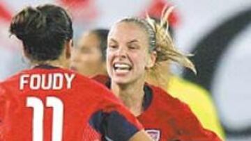 <b>NUEVO TRIUNFO</b>. Las jugadoras norteamericanas celebran el oro.
