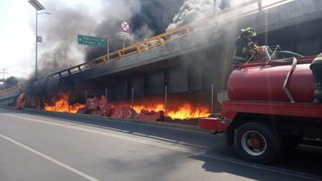 Bomberos sofocan incendio en puente vehicular Churubusco