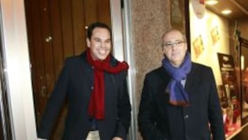 Los representantes de Tino Fernández y Paco Zas entregaron el requerimiento en el club.