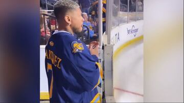 Josef Martínez es ovacionado al ser invitado para lanzar el puck inicial en un partido de hockey