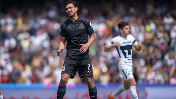 Oswaldo Alanís se lamenta tras fallar el segundo penalti que hubiera significado en triunfo de Chivas sobre Pumas.