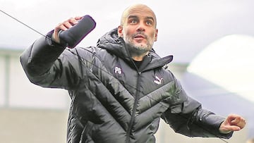 Guardiola da patadas al bal&oacute;n en el entrenamiento del Manchester City de ayer.