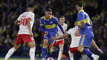Boca Juniors' Uruguayan forward Miguel Merentiel (C) controls the ball between Estudiantes' defender Zaid Romero (R) and midfielder Jorge Rodriguez (L) during the Argentine Professional Football League Tournament 2023 match between Boca Juniors and Estudiantes at La Bombonera stadium in Buenos Aires, on April 15, 2023. (Photo by ALEJANDRO PAGNI / AFP)