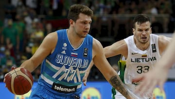 Kaunas (Lithuania), 04/07/2021.- Tomas Dimsa (R) of Lithuania and Luka Doncic of Slovenia in action during the FIBA Olympic Qualifying Tournament Men's Basketball final match beween Lithuania and Slovenia in Kaunas, Lithuania, 04 July 2021. (Balonces