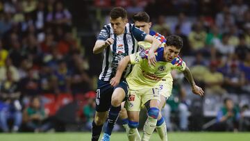 MEX5532. CIUDAD DE MÉXICO (MÉXICO), 23/04/2024.- Alejandro Zendejas (d) del América disputa en balón con Oussama Idrissi del Pachuca, este martes durante un partido de ida por las semifinales de la Concacaf Champions Cup en el estadio Azteca, en Ciudad de México (México). EFE/Sáshenka Gutiérrez
