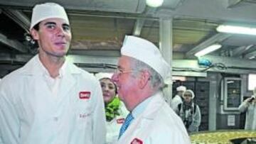 <b>MOMENTO DULCE. </b>Rafa Nadal, ayer en las instalaciones de la fábrica de galletas Quely.