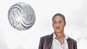 <b>PERUANO DE ORO. </b>Guerrero, en su presentación con el Hamburgo.