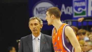 Svetislav Pesic junto a Nando de Colo.